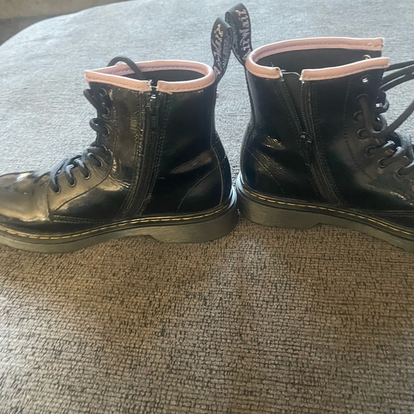 SOLD Girls heart Dr Martens size 3 - Picture 4 of 9